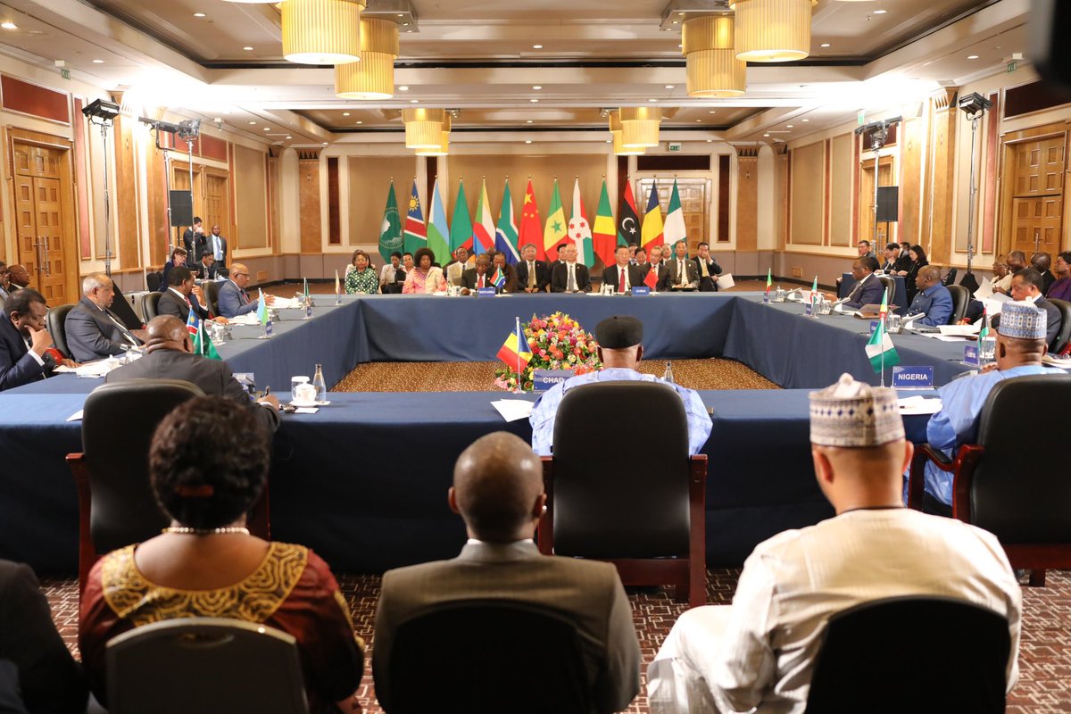 PR_Senegal's tweet photo. S.E.M @Macky_Sall, co-président du Forum sur la coopération sino-africaine, a participé à la réunion entre le Président XI Jinping et des présidents africains. Le président Sall s'est félicité du niveau des relations, et a souligné les efforts à faire dans certains secteurs-clés. https://t.co/LcWRBkOSDi