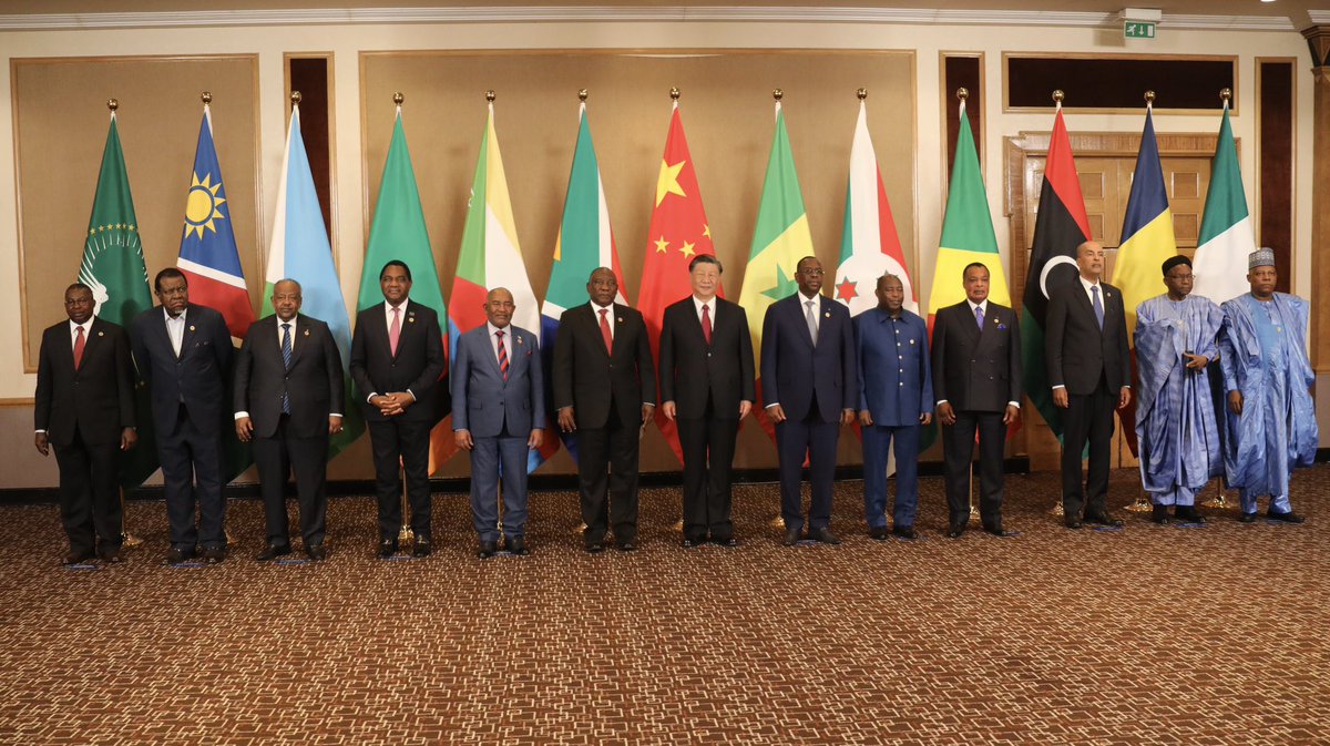 PR_Senegal's tweet photo. S.E.M @Macky_Sall, co-président du Forum sur la coopération sino-africaine, a participé à la réunion entre le Président XI Jinping et des présidents africains. Le président Sall s'est félicité du niveau des relations, et a souligné les efforts à faire dans certains secteurs-clés. https://t.co/LcWRBkOSDi