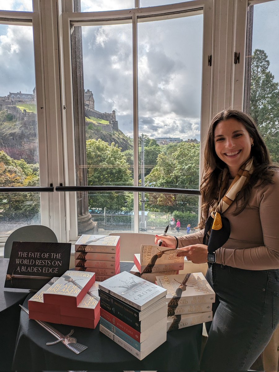 Had the pleasure of meeting @VictoriaAveyard ! Thank you for stopping by to sign some books! ☺️