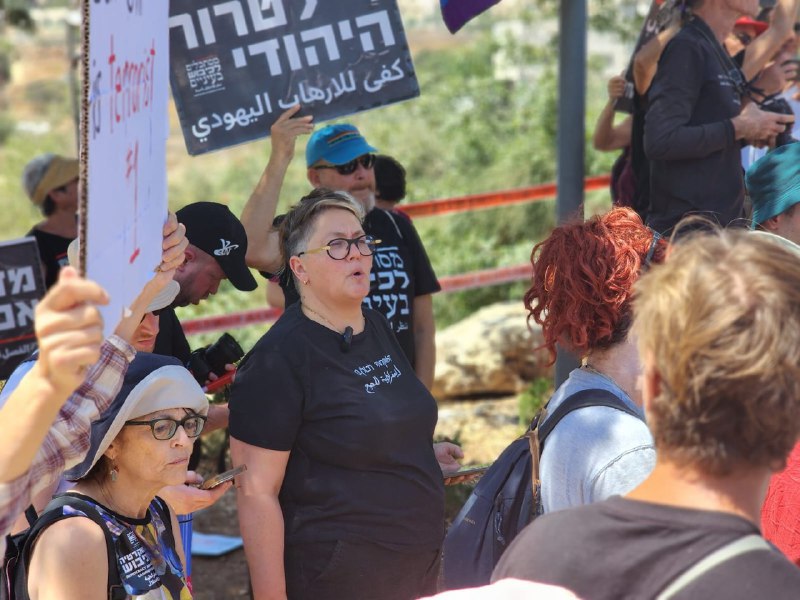 N12News's tweet image. עשרות מפגינים הגיעו למחות מול ביתו של השר בן גביר בקריית ארבע. חן אריאלי, יו"ר ארגון הנוער הגאה איגי נאמה:  "תסתכל לנו בעיניים ותגיד לנו שאנחנו בני אדם סוג ב'. כולנו פה להגיד לך - דמוקרטיה היא שוויון וביטחון לכולם!"