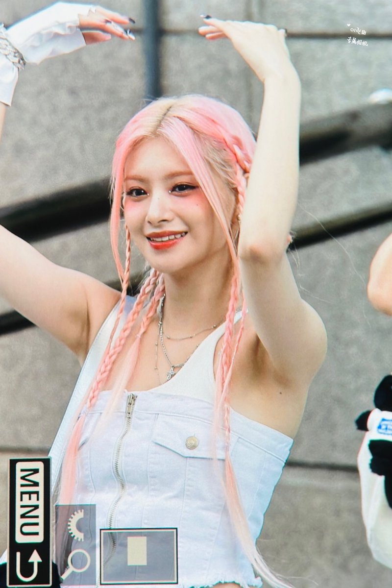 Altair1229's tweet image. 230825 뮤뱅퇴근 프리뷰

#이런 #왕이런 #王怡人 #YIREN
#EVERGLOW #에버글로우