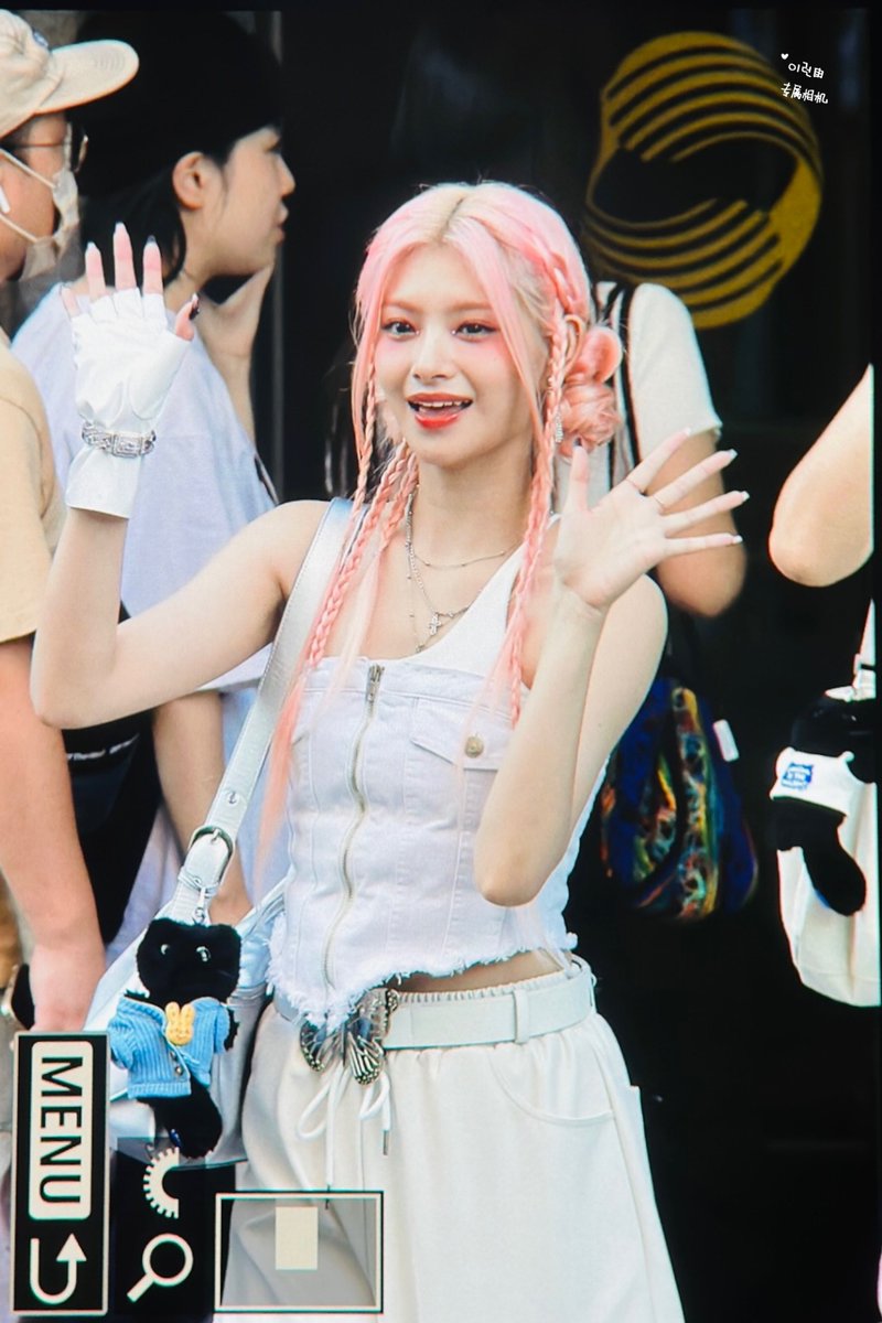 Altair1229's tweet image. 230825 뮤뱅퇴근 프리뷰

#이런 #왕이런 #王怡人 #YIREN
#EVERGLOW #에버글로우