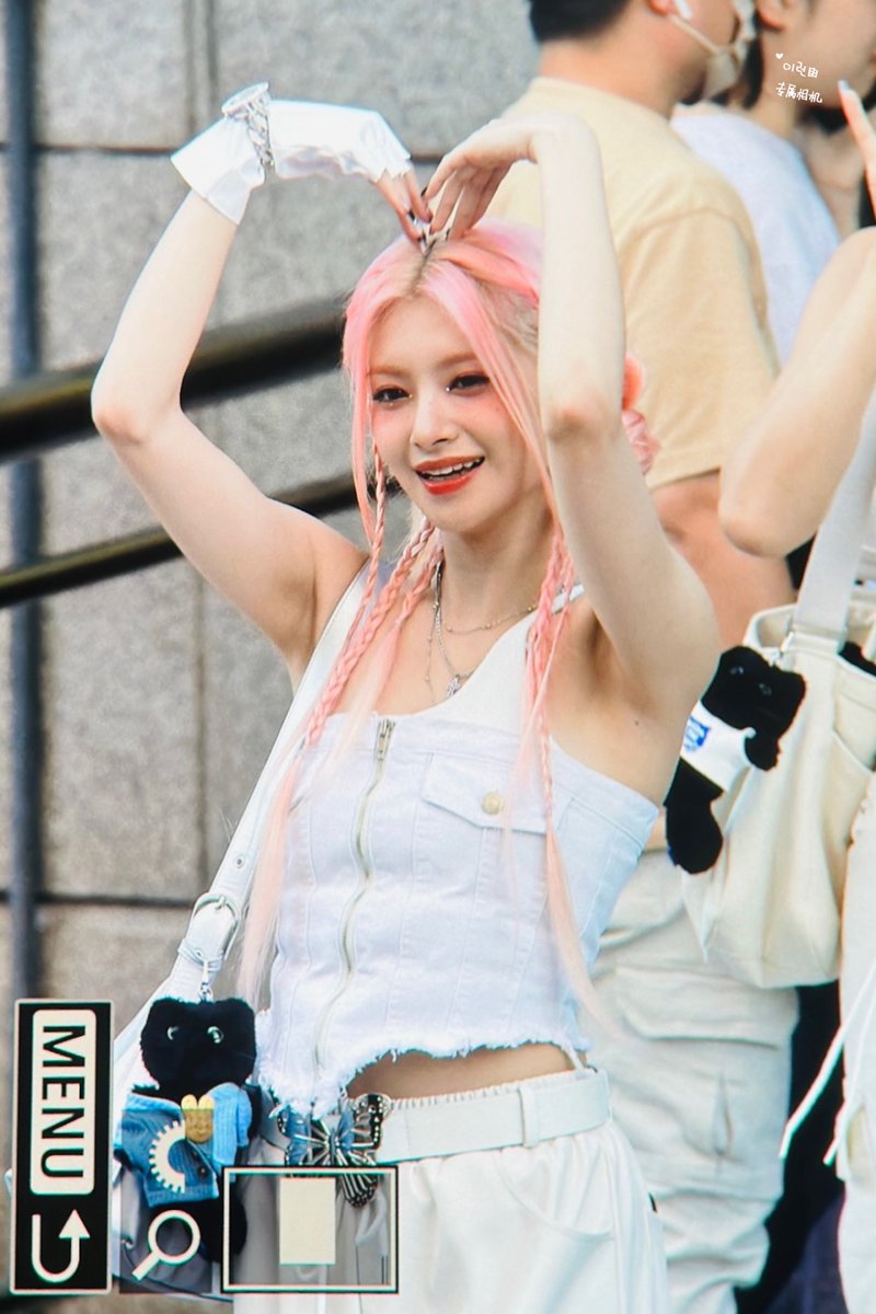 Altair1229's tweet image. 230825 뮤뱅퇴근 프리뷰

#이런 #왕이런 #王怡人 #YIREN
#EVERGLOW #에버글로우
