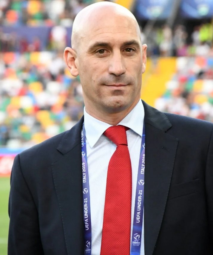 Ella es Mégane, joven brutalmente violada y torturada con el palo de una escoba, acabando en la UCI.

Él es Rubiales, presidente de la Federación Española y que dio un improcedente e indigno beso a una jugadora de la selección.

Adivina quién se llevó la repercusión mediática.