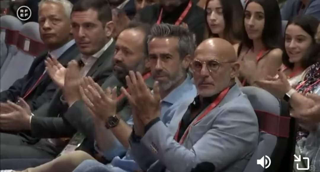 carnecrudaradio's tweet photo. Señoro explicando al mundo lo que es el feminismo y lo que no lo es. Señoros, incluido el seleccionador de fútbol femenino, aplaudiendo fuerte. El patriarcado que tengo aquí colgado en su máxima expresión. https://t.co/AQoXqcQ7WS