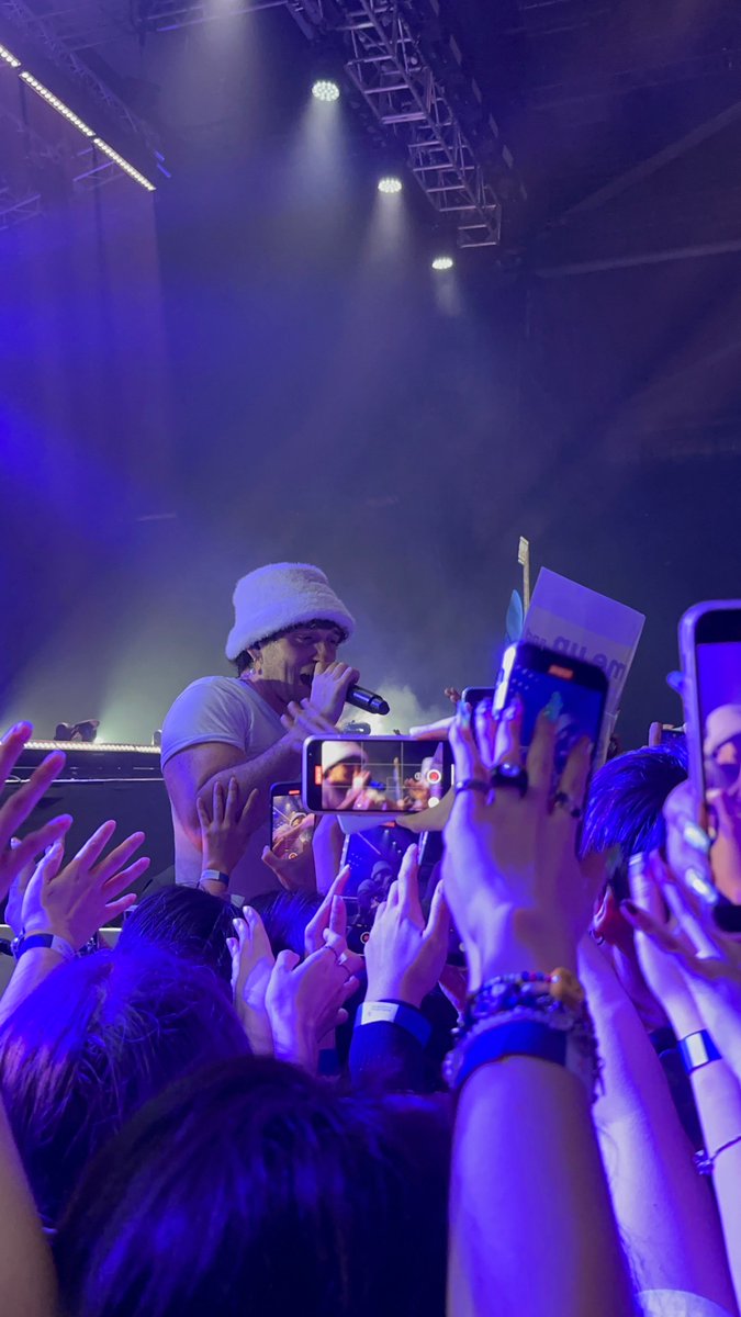 c096906's tweet photo. Just had an incredible time at my first concert ever, watching my favorite singer @lauvsongs! The experience was amazing. I'm the guy with the Spider-Man mask phone case. Was your gesture in response to it?! Hoping to see you perform in Hong Kong again soon! 🎶 https://t.co/V65XYBIQAQ