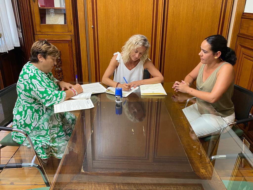 herransusana's tweet photo. CONVENIO COLABORACIÓN CRUZ ROJA

▶️‼️Firmamos, con su presidenta el convenio de colaboración con  Cruz Roja Castro Urdiales 

💪🏽❤️ Seguimos colaborando de la mano de esta asociación que presta una gran labor en nuestro municipio para que nadie se quede atrás.

#CastroSolidario 🔛 https://t.co/IJMNRLQHhj