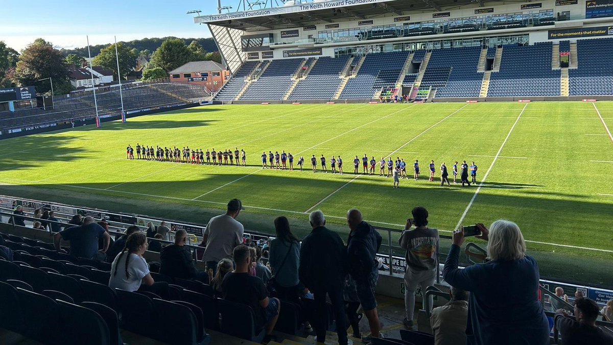 RugbyLeeds's tweet photo. Two great North v South fixtures for the under 14s and 15s age groups at Headingley Stadium last night🏉🤩

A big thanks to the dignitaries, Michael Preston, Bernard Shooman and Ian Roberts, and @leedsrhinos Groundsman, @ryangolding_, for their support🙌 https://t.co/vCRyxpmvgT