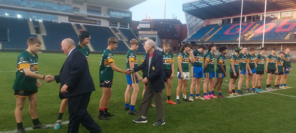 RugbyLeeds's tweet photo. Two great North v South fixtures for the under 14s and 15s age groups at Headingley Stadium last night🏉🤩

A big thanks to the dignitaries, Michael Preston, Bernard Shooman and Ian Roberts, and @leedsrhinos Groundsman, @ryangolding_, for their support🙌 https://t.co/vCRyxpmvgT