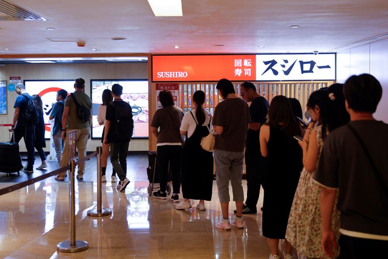 【指摘も】「日本産の生の魚介類を食べることに不安はない」香港のすし店に長蛇の列
news.livedoor.com/article/detail…

福島第1原子力発電所の処理水の海洋放出開始から一夜明けた25日、スシローの午前中の開店を待って20人以上の客が集まり、正午には1時間待ちにもかかわらず数十人が押し寄せた。