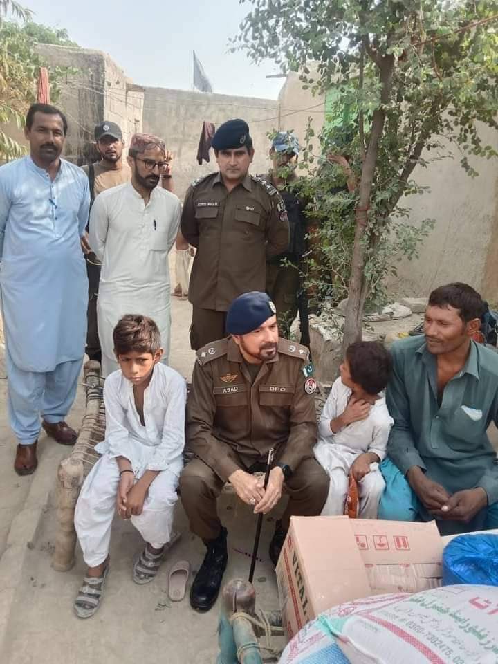 خود کشی نہ کریں 
15پر کال کریں۔
ڈی پی او لیہ اسدالرحمن کا 15 کال پر فوری ایکشن،  شہری نے اطلاع دی ۔

کہ اس کے بچے کچھ دن سےبھوکے ہیں اور کھانے کو کچھ نہیں زندگی سے تنگ ہوں، ڈی پی او لیہ نےمعاملے کی حساسیت کو دیکھتےہوئےراشن لیااور اس کےگھر پہنچ گئے اور اسکو حوصلہ دیا۔

اور کہا