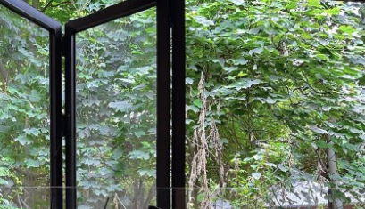 Come to the city wall for a cup of coffee.