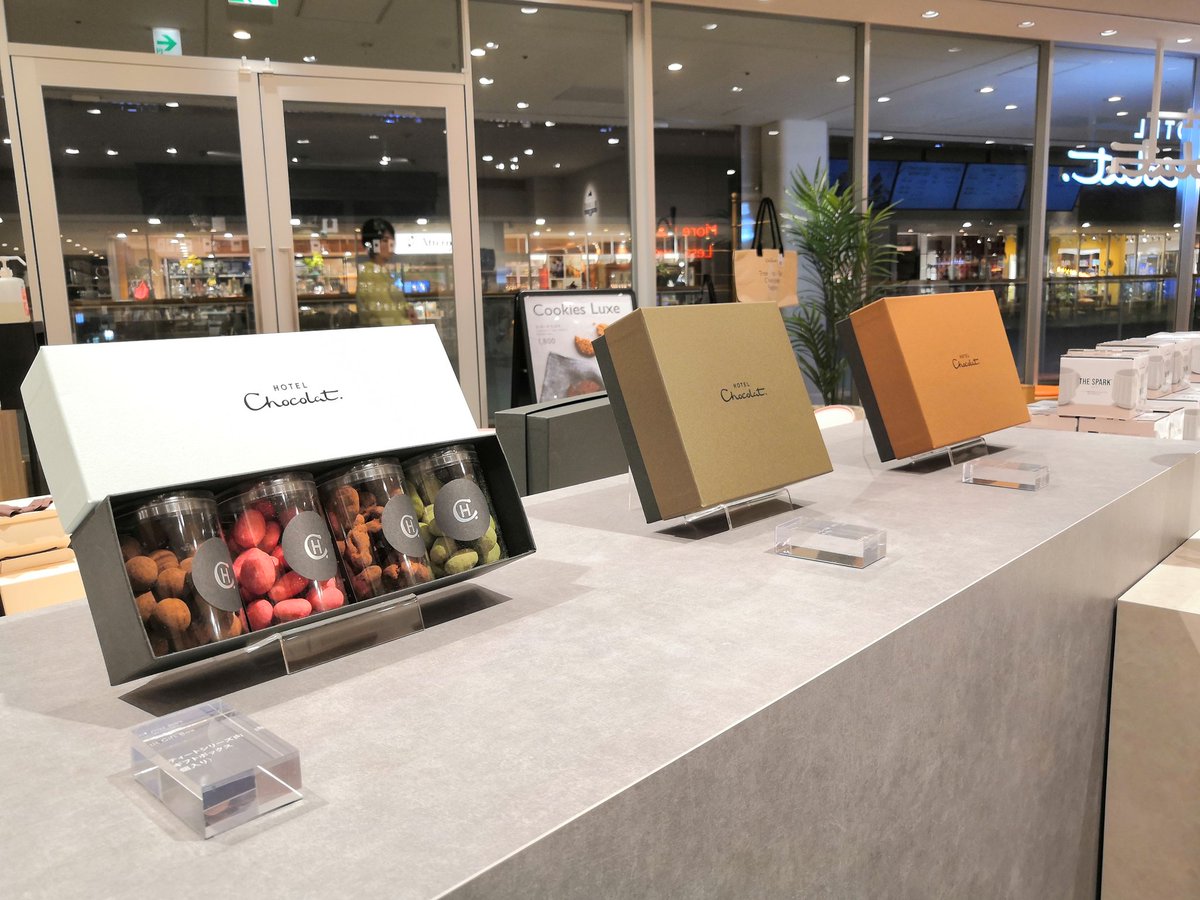 maron_coffee's tweet photo. #東京カフェ散歩
#HOTEL_Chocolat.
成城学園前駅下車すぐ、商業施設成城コルティ2Fにある上質なカカ���に拘ったチョコレート商品を提供するカフェ。店内は大きな窓ガラスと白を基調とした造りで明るく入り易く、周辺住民の憩いの場所となっている。人生に甘みが足りない時、是非一度お立ち寄り下さい。 https://t.co/EzTgtsavKG