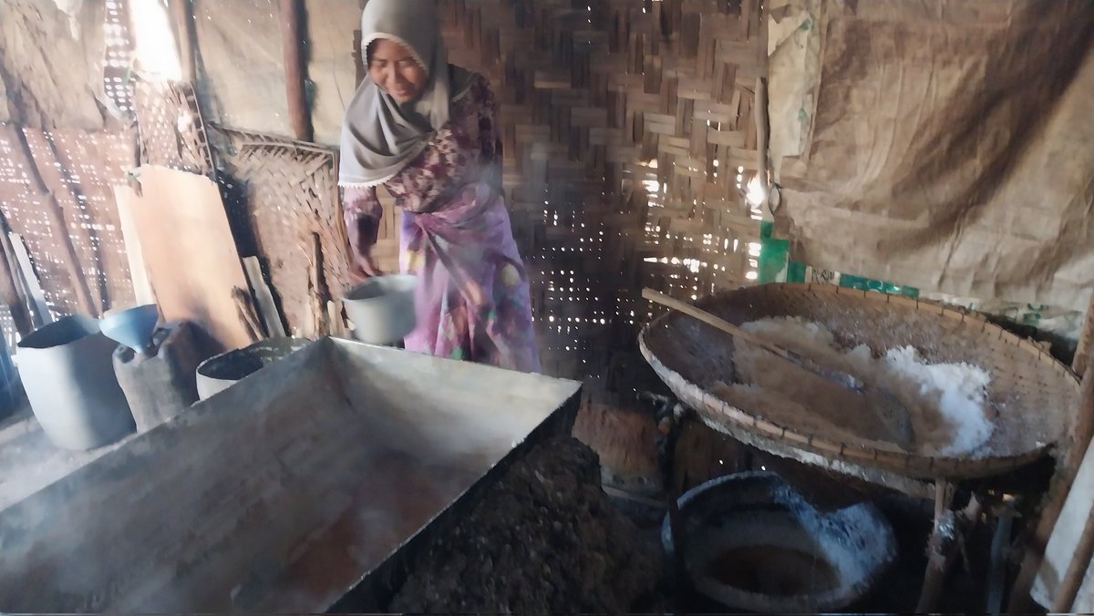 RSupending's tweet photo. Rabu 09/08, Rahman Supending, Luhkan Lombok Barat,di KUGAR Karya Ketapang Bersatu Ds Sekotong Barat, melaporkan produksi garam rebus, pagi, sebanyak 451 Kg, harga Rp.7.000/Kg
#GiatLuhkanSatminkalGONDOL 
#LombokBarat #Panen #Garam 
#Luhlapor #Produksigaram https://t.co/8xz2CBsiMD