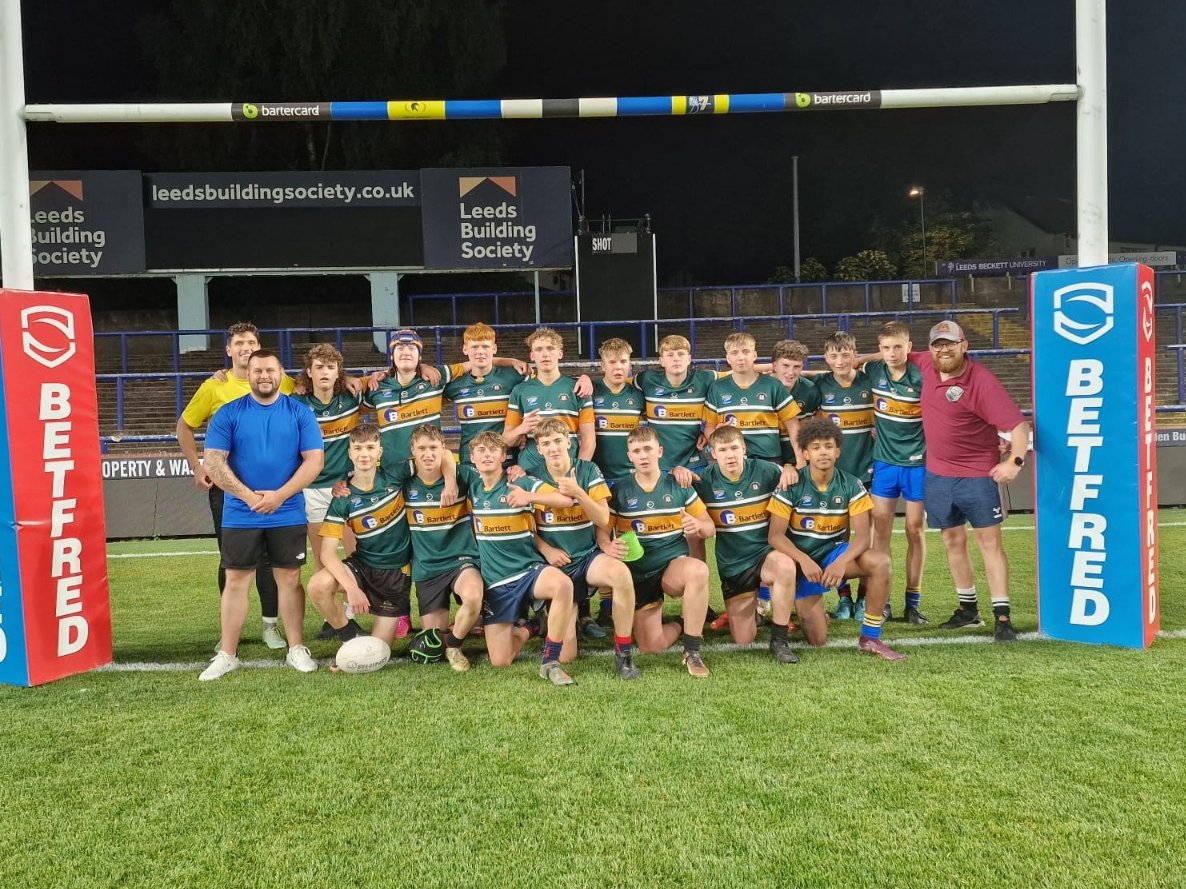 RugbyLeeds's tweet photo. Two great North v South fixtures for the under 14s and 15s age groups at Headingley Stadium last night🏉🤩

A big thanks to the dignitaries, Michael Preston, Bernard Shooman and Ian Roberts, and @leedsrhinos Groundsman, @ryangolding_, for their support🙌 https://t.co/vCRyxpmvgT