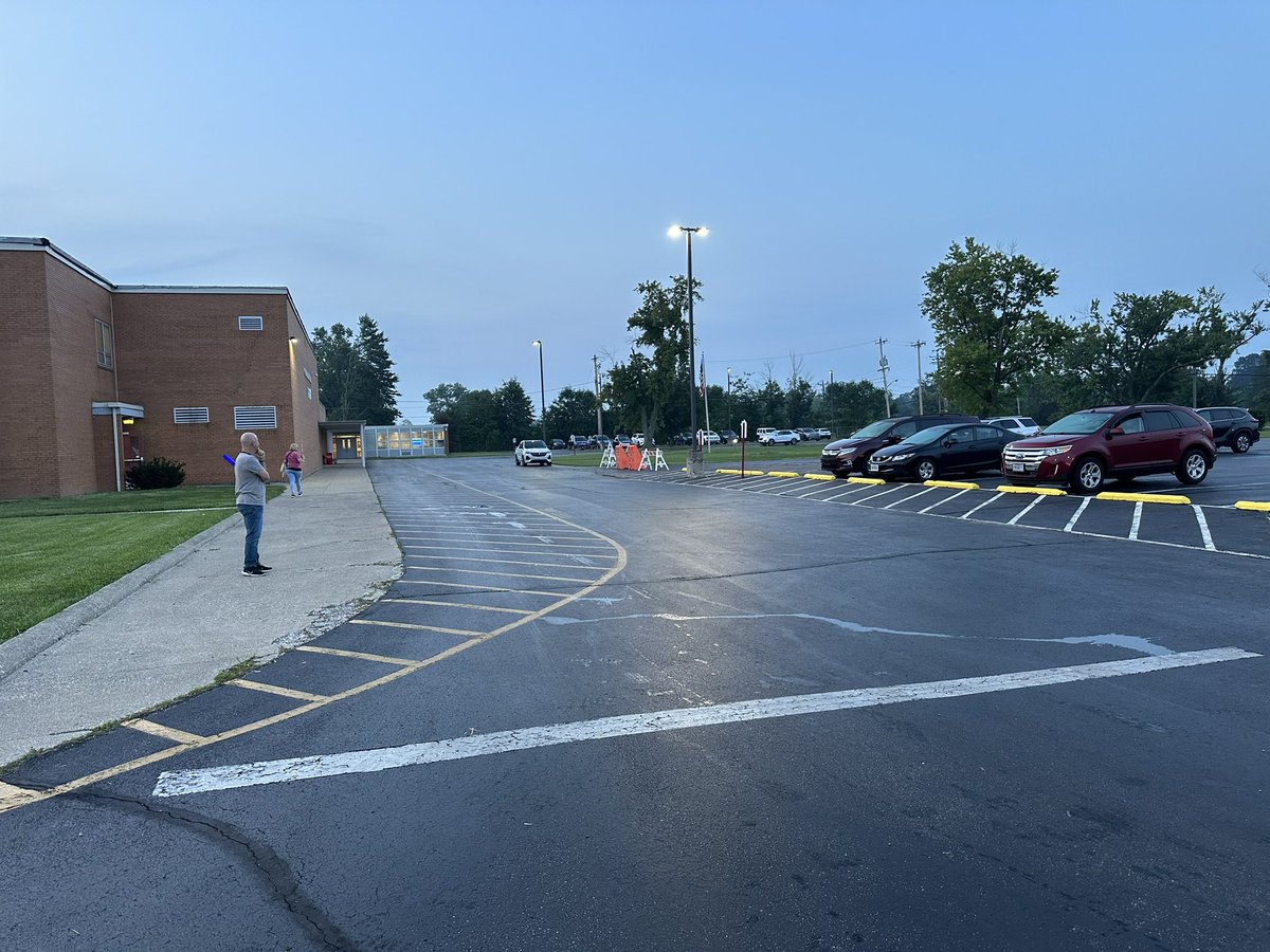 gmswarrior's tweet photo. It’s 7am at GMS and there is NO line for dropping off students! 5-10 minutes can make ALL the difference, plan accordingly and Happy Friday!! Go Warriors! @GoshenWarriors @GoshenLocal @Goshen_Athletic #warriorup https://t.co/e5gnLMQyWA