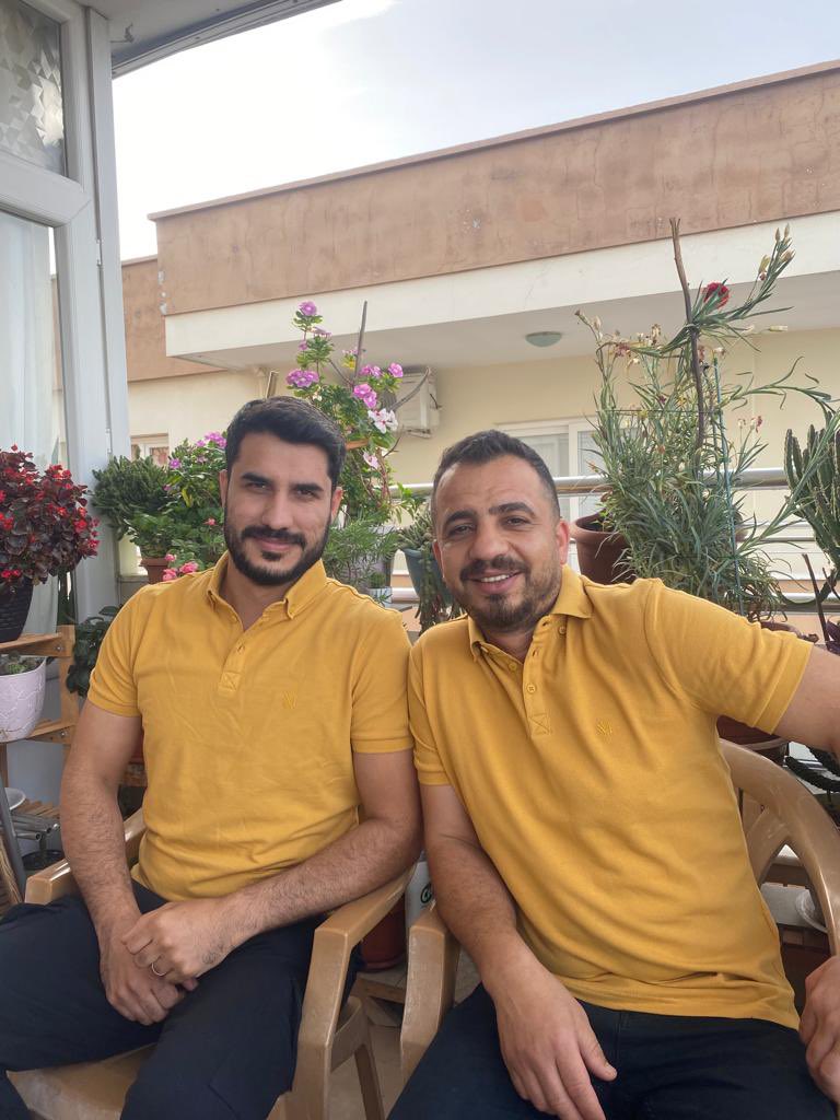 Ablamlar eniştemlere aynı renk tişört giydirip babamın yanına misafirliğe getirdi. Babam iki saattir minik civcivler diye dalga geçiyor. 😂