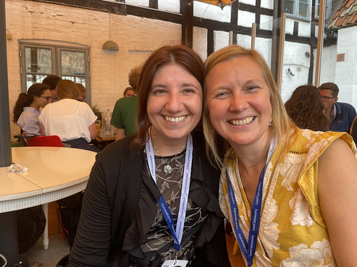 Catching up with old friends <a href="/V_Marasco/">Valeria Marasco</a> over beer and science #EOU2023 Just missing <a href="/KAS_Spencer/">Karen Spencer</a>