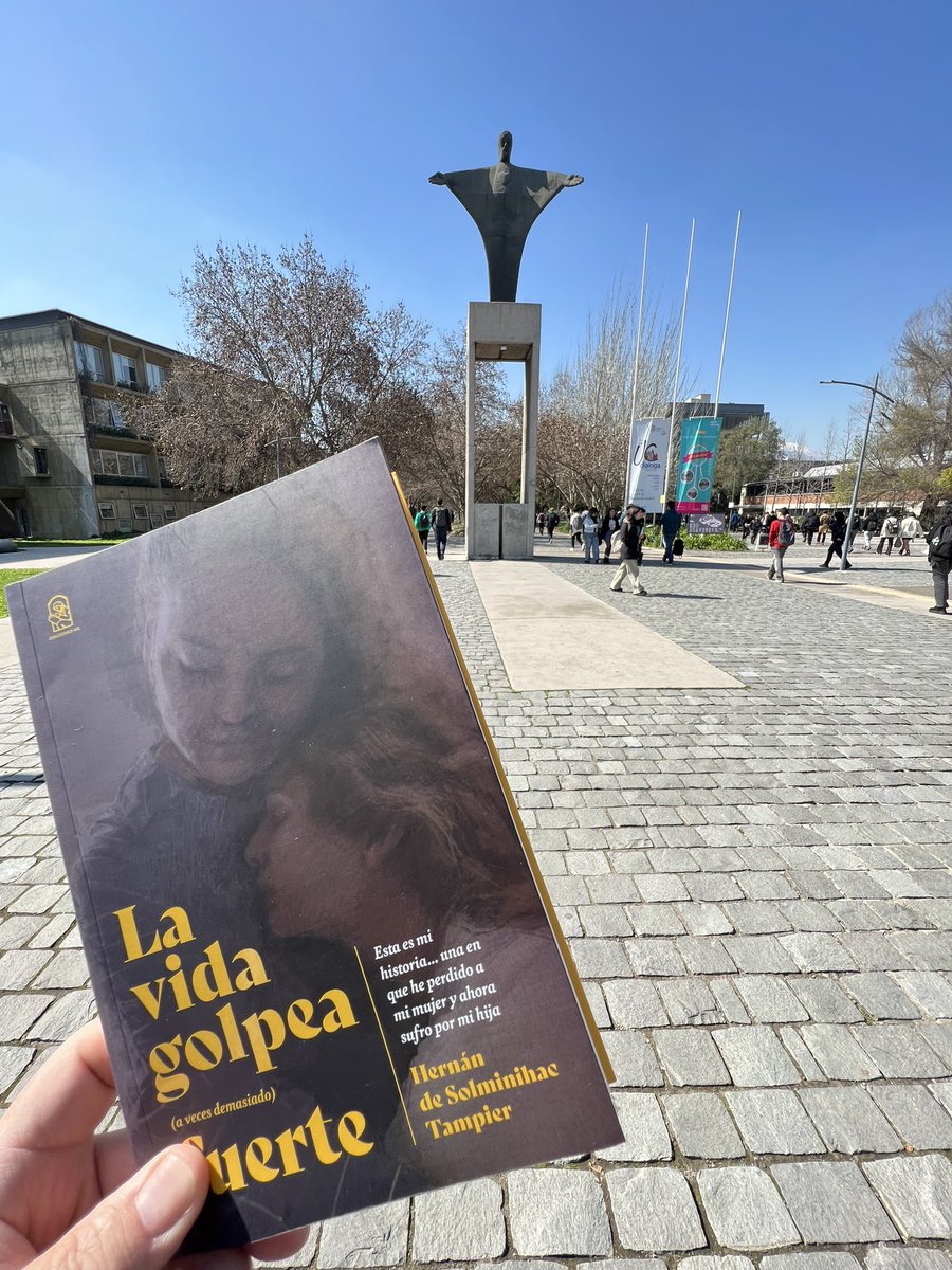 hdesolminihac's tweet photo. Me llego esta nueva fotografía de mi libro “La vida golpea (a veces demasiado) fuerte” de @edicionesuc, esta vez en el campus San Joaquín de la @ucatolica. Muchas gracias https://t.co/OVZEE6I4jh