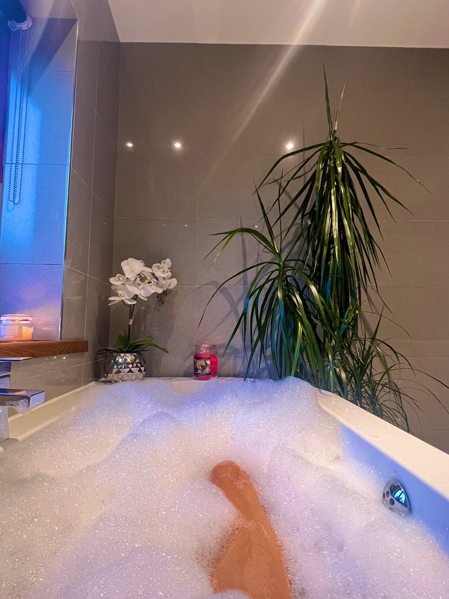 Lauren Round tweet media