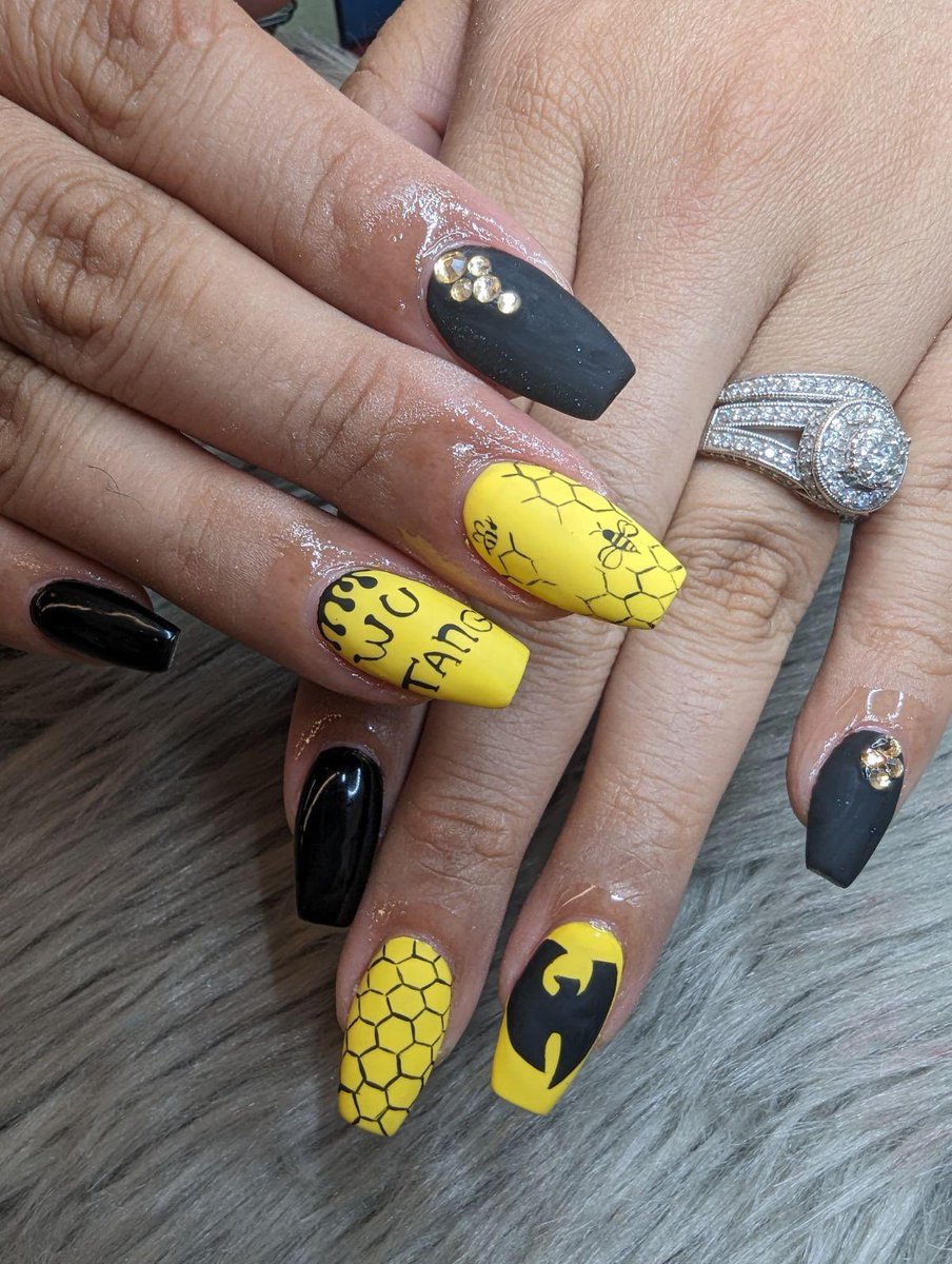 Shoutout to my nail lady who blessed me with this set. 🐝 I’m ready to pollinate and make that honey 🍯 today 👐🏽 #letspollinate  #wutangisforever #beeamazing