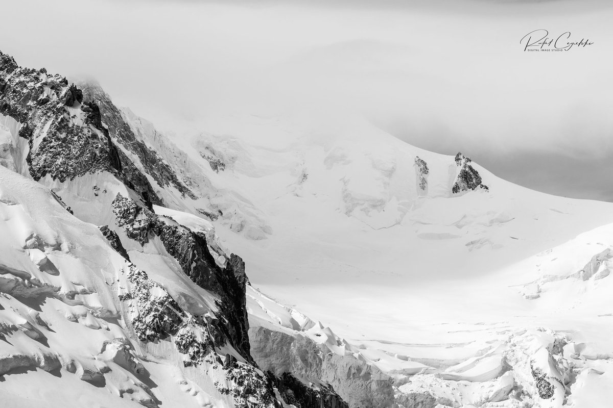 Touching the heights of beauty on the snowy peak of Mont Blanc ⛰️❄️ The majestic alpine landscape takes our breath away. #MontBlancMagic #AlpineWonder #NatureAdventures #MontBlancBeauty #SnowySummit #MountainSplendor #MontBlanc #SnowyPeak #MountainElevation