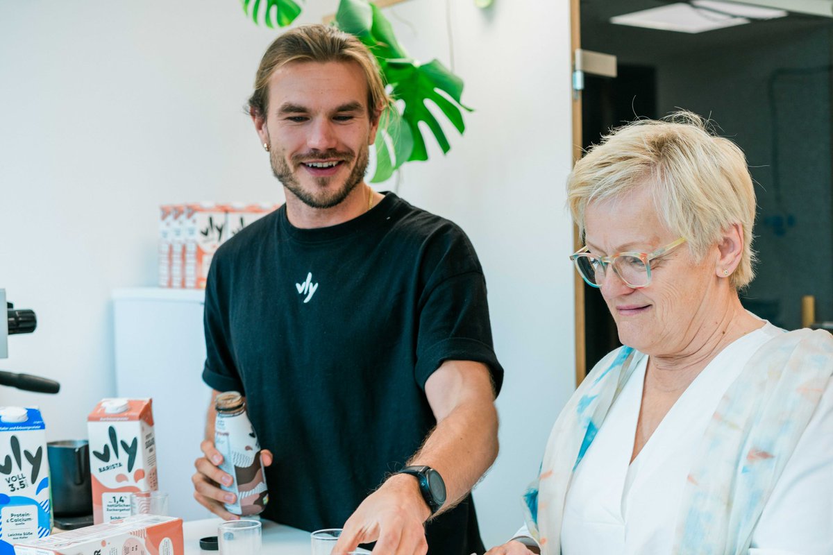 hartmannnicolas's tweet photo. Produktentwicklung mit @RenateKuenast bei @vlyfoods @justuskirchhoff 🔥
#19mwst #milch https://t.co/Pxegru4F37