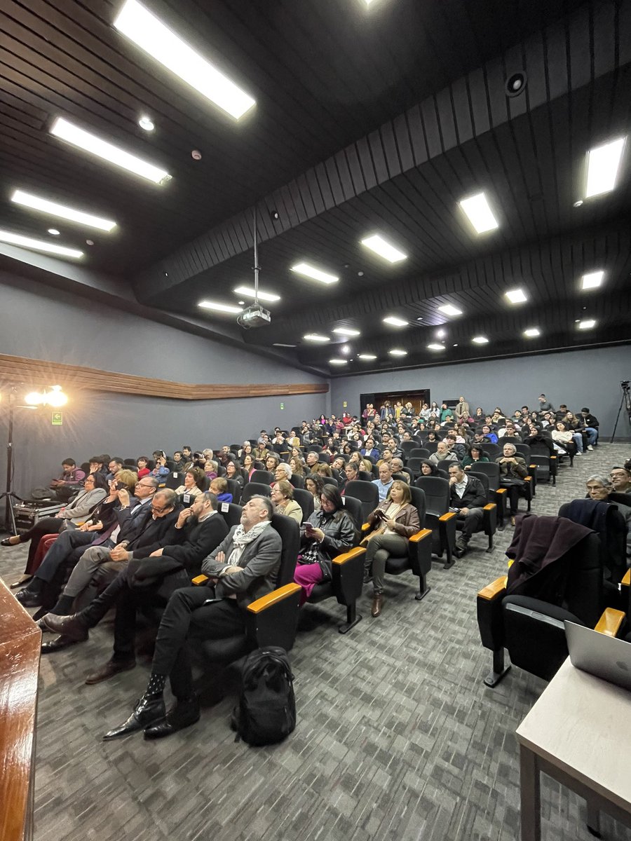 uvalpochile's tweet photo. Iniciamos la 3ª temporada del ciclo #DialogosParaLaDemocracia junto a los panelistas @jaimebellolio, @KarolCariola y Juan Pablo Luna, quienes bajo la moderación de la periodista @mirnaschindler discutirán sobre el tema “Democracia y Sistema Político” https://t.co/9EwPLy2kGY