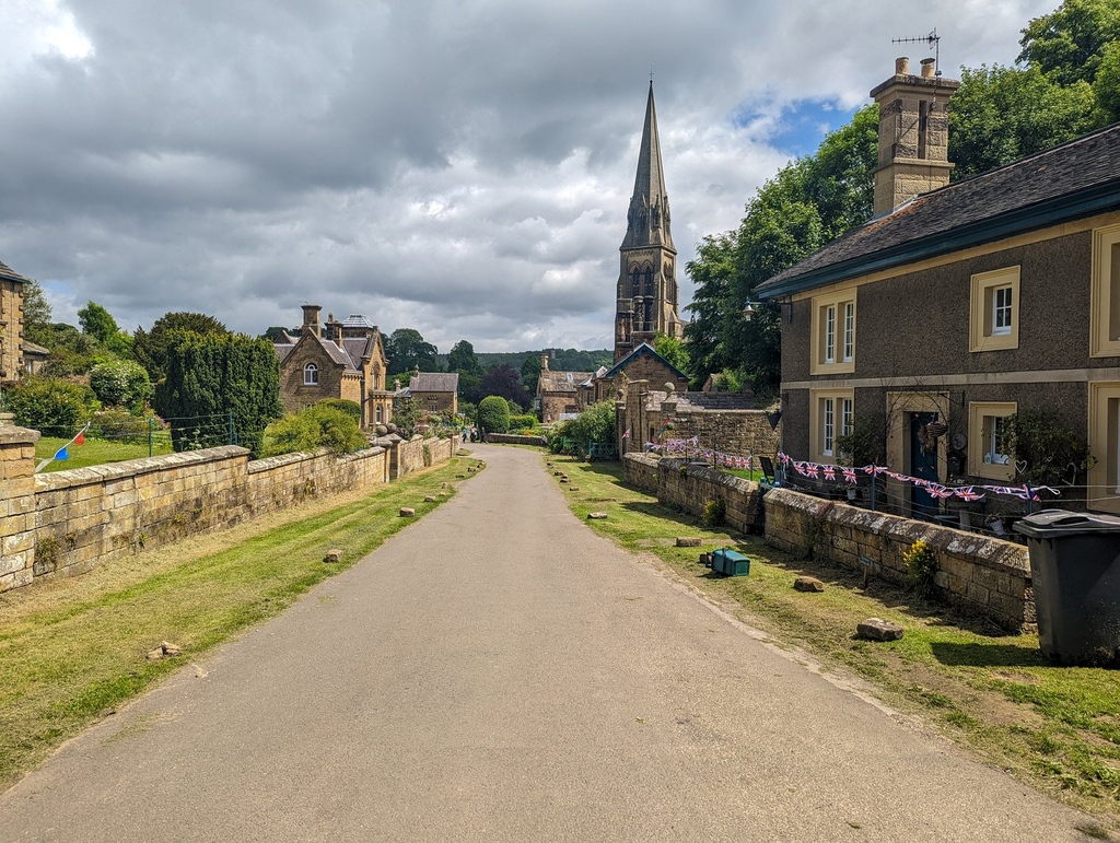 Our walk from #Bakewell to #Chatsworthhouse is now live! #Edensor village was a big highlight of this route, but the varying landscape on this warm summer day made it a great day out.

#trailmagazine #osmaps #hopelesswanderer
#peakdistrict #thepeaks