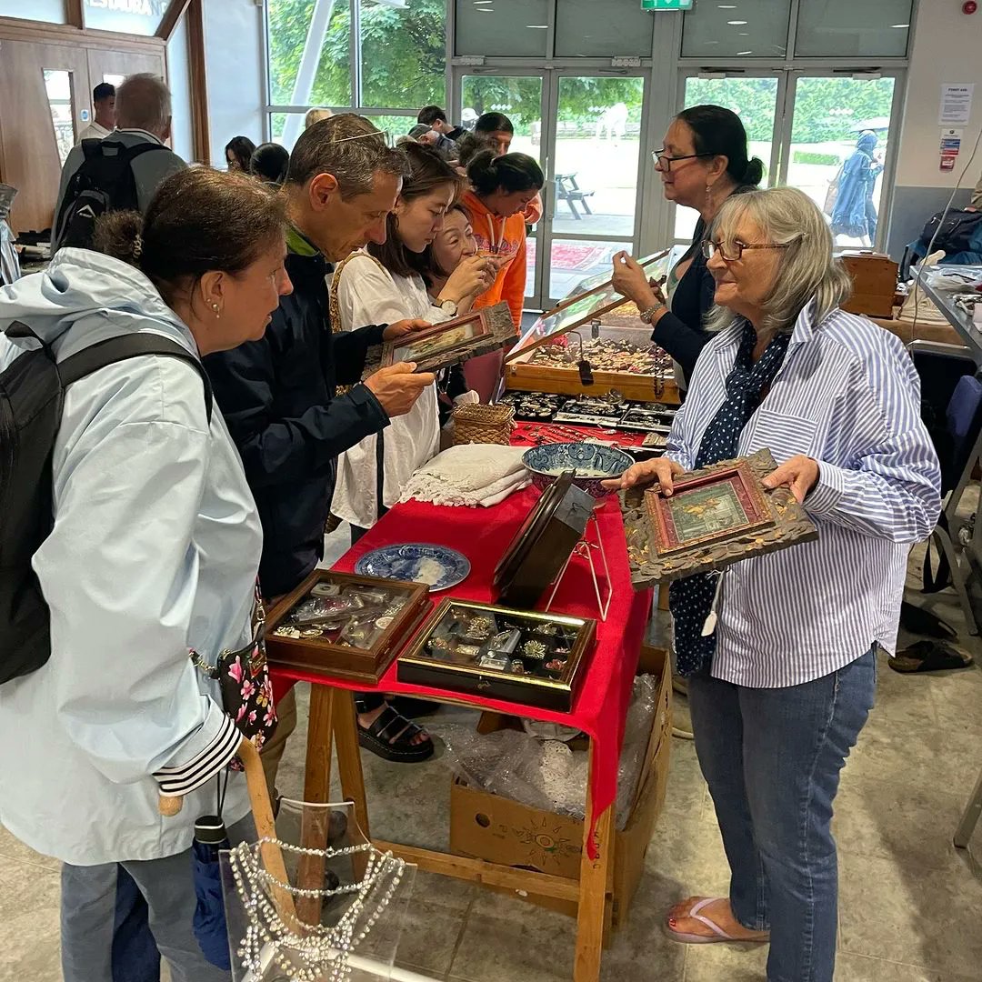 AntiqNewsFairs's tweet photo. The Sunbury Antiques Market at Kempton Park is back next Tuesday! Indulge in a day of shopping antiques and experience the beloved market. @SunburyAntiques https://t.co/p7FnwRjiau