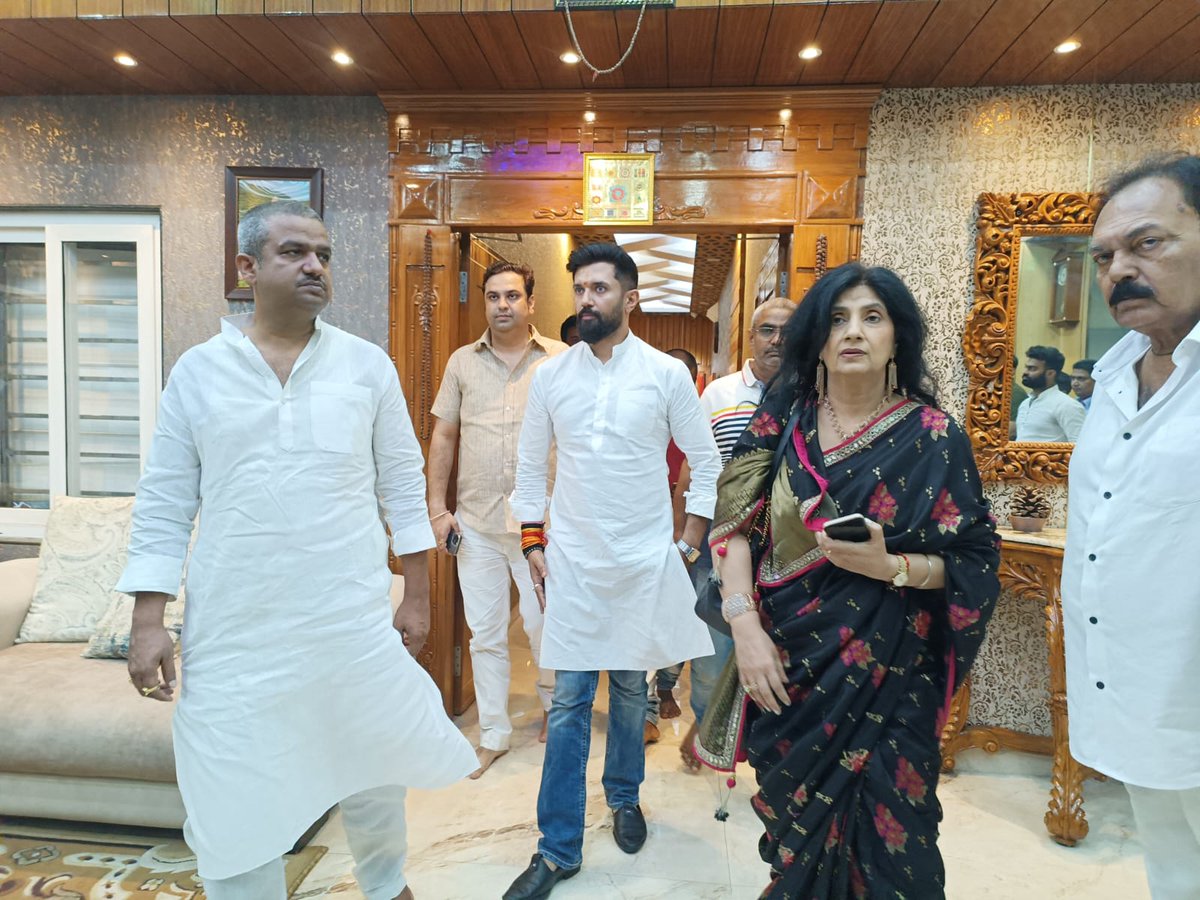 LJP4India's tweet photo. आज पटना में लोजपा (रा.) संसदीय बोर्ड के प्रदेश अध���यक्ष श्री हुलास पाण्डेय जी के आवास पर उनके परिजनों से मिलने पहुंचे लोक जनशक्ति पार्टी (रामविलास) के राष्ट्रीय अध्यक्ष आदरणीय श्री @iChiragPaswan जी। https://t.co/WpGFDStKow