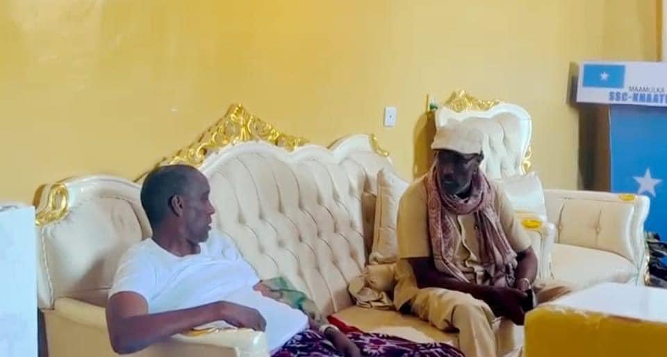 GaraadMukhtaar's tweet photo. This is the way we (the SSC-Khatumo, both the leadership and people) treat prisoners of war (PoW), unlike the Somaliland regime. We are not like them and will never be like them. The way our leaders, our troops, our police, and our society act is shown by how they treat others, prisoners or wounded or deceased. We will hold them with the highest dignity and rights they deserve. 
Gobanimo is our statute. 

@SSCKhaatumo @IsimadaSsc @UnitedSomalis @UNSomalia @US2SOMALIA @US2SOMALIA