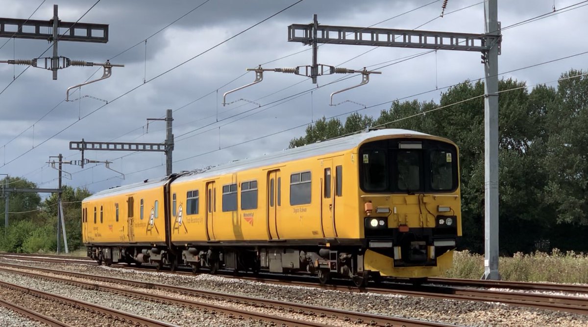 Davidal20103984's tweet image. Colour variety this afternoon. Red, green, yellow or orange anyone? #class60 #class66 #class144 @networkrail