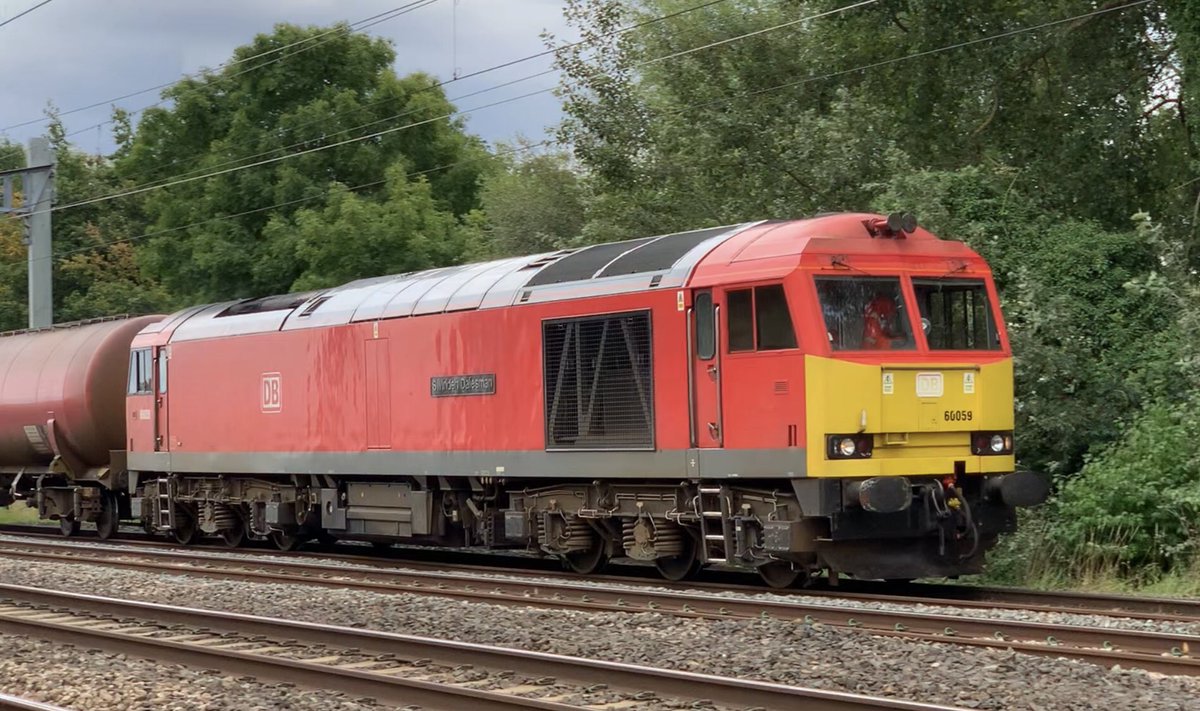 Davidal20103984's tweet image. Colour variety this afternoon. Red, green, yellow or orange anyone? #class60 #class66 #class144 @networkrail