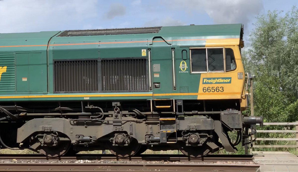 Davidal20103984's tweet image. Colour variety this afternoon. Red, green, yellow or orange anyone? #class60 #class66 #class144 @networkrail