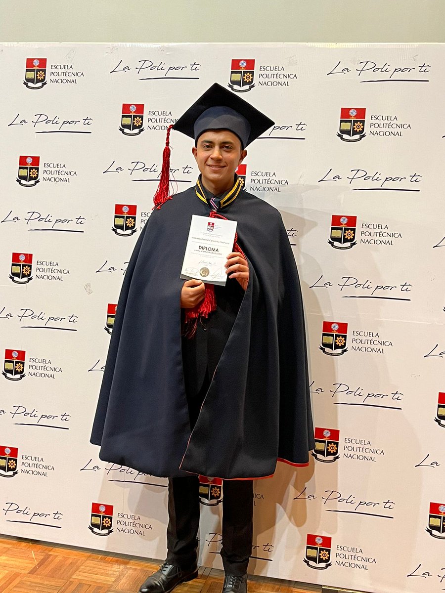 EPNEcuador's tweet photo. 🎓 #INVESTIDURAS | Las autoridades de la #EPN entregan un diploma de reconocimiento al mejor graduado de la promoción de la #ESFOT, el señor Fabrizzio Gabriel Cañizares Chamorro.
#OrgulloPolitécnico 🦉 https://t.co/Qk2vg50WQS