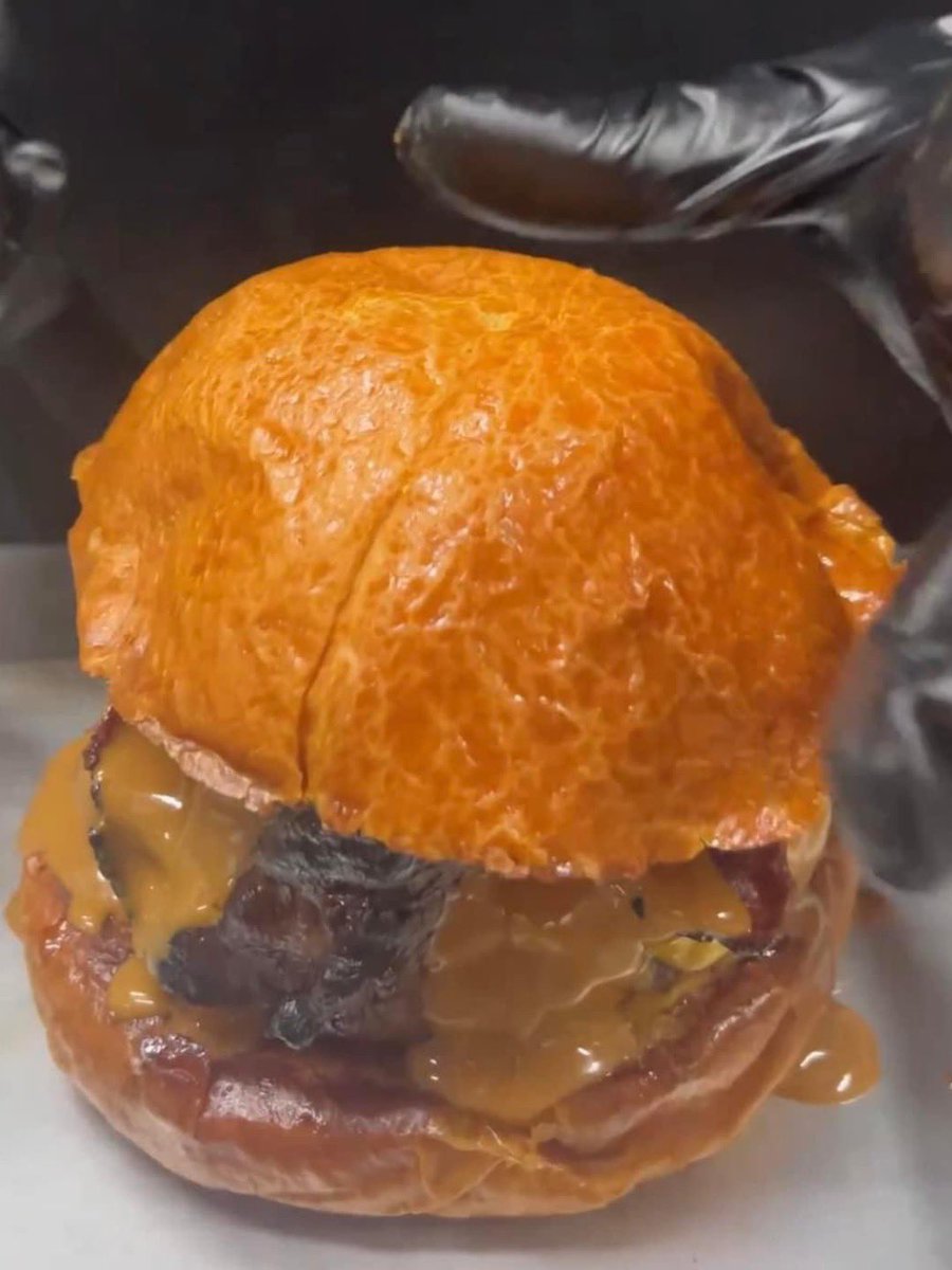 Sencillamente una Burger de calidad suprema y sin filtros, solo los guantes para la foto 😝.
¿Sabias que somos campeones del mundo de hamburguesas ? 
Según mi madre, no has dado el premio a la mejor hamburguesa del mundo 🫶🏻🫶🏻.
Madre solo hay una 😘.