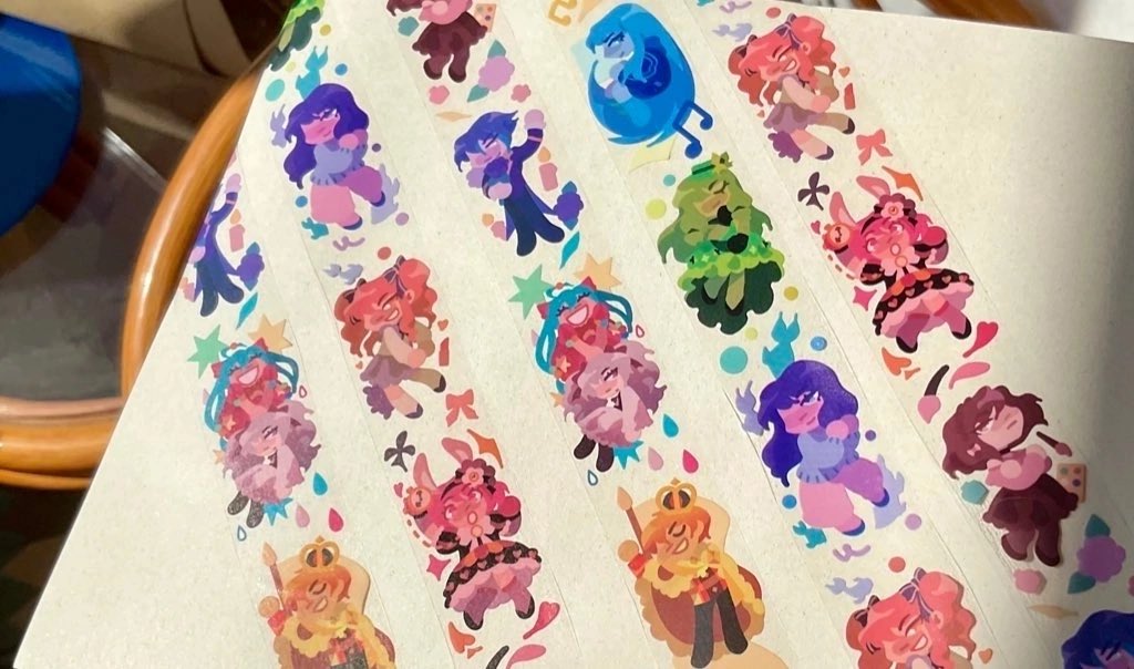 Можно часами смотреть, как горит огонь, как бежит вода, и... и просто смотреть на этот очаровательный вашитейп с персонажами Project Sekai, который мы сделали для <a href="/poofmalyakaet/">poof malyakaet</a>! 🎼