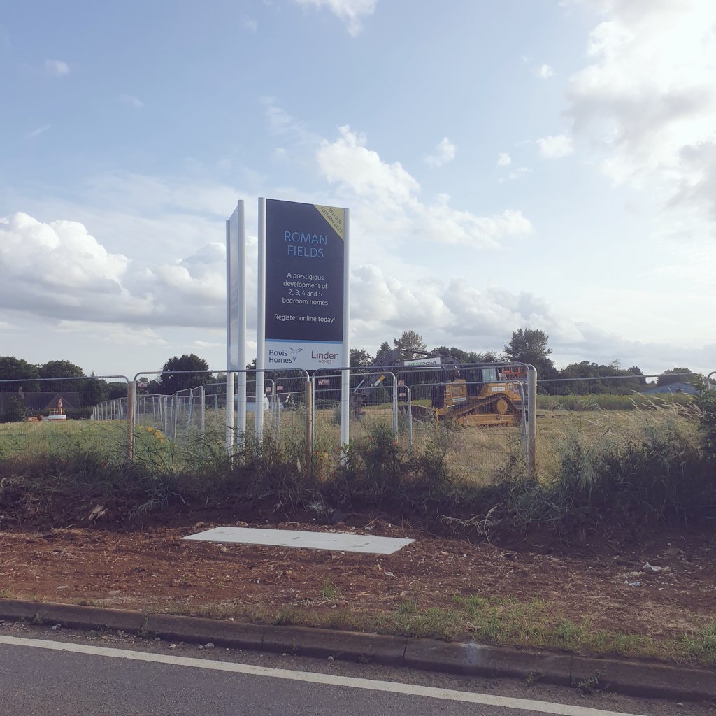 handsoffhanwell's tweet photo. Planning permission was granted by @Cherwellcouncil to build on these former fields off the Warwick Rd last year. Work starred in spring and hedgerows were ripped out, but now everything has stopped and the site lays dormant. 

Another land grab by greedy developers

#Banbury https://t.co/lAD0LGFL5M