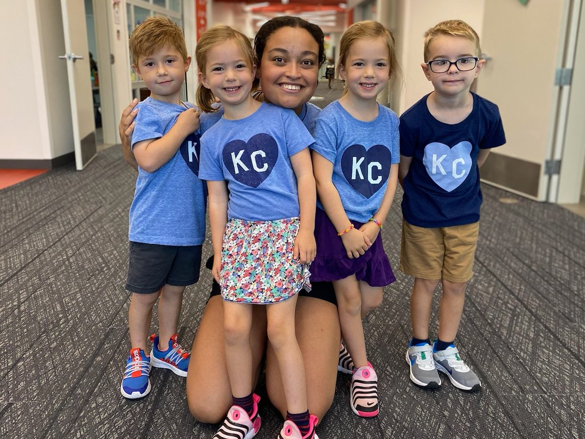 vluhrs's tweet photo. It's COLORS week in kindergarten, and it's just as adorable as you can imagine. 💙 @DiemerEagles https://t.co/KUfx4Xx79e