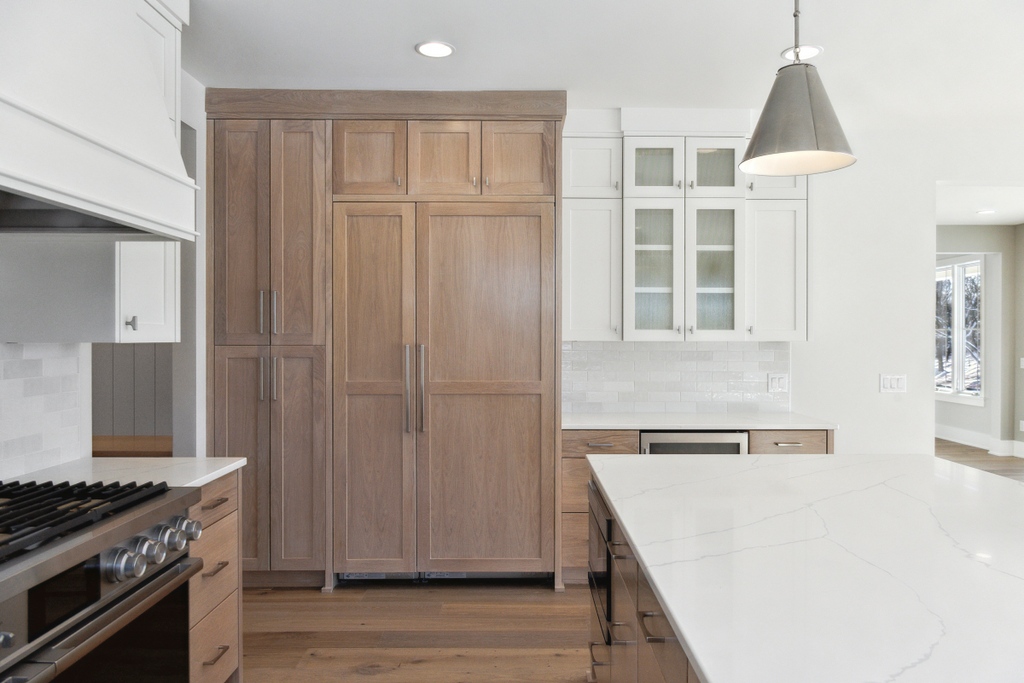 Mixing cabinetry finishes for the win 🙌🏼  Loving the warmth the wood stain brings next to the white 🤍
.
.
#kitcheninspo #homebuilder #design #interiordesign #customhomes #designbuild #homeinspo #designinspo #chefskitchen #kitchen #cabinetry #dreamhome #hbt