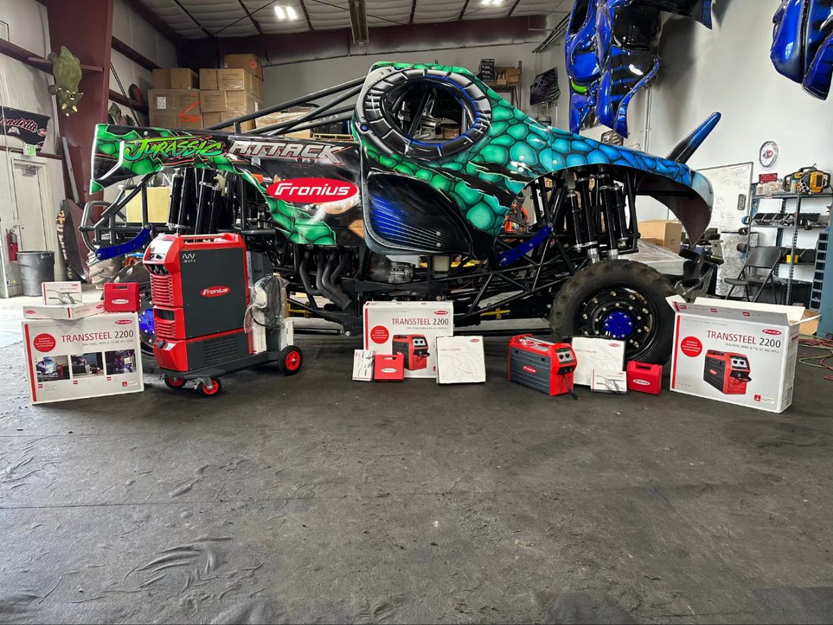 teamthrttlmnstr's tweet photo. It's #FroniusFriday with #jurassicattack!
@froniuswelding is here getting us dialed in with our new #iWave, #TransSteelPulse and #TransSteel2200.
#Fronius
#FroniusUSA
#FroniusWelding
#MonsterJam
#MonsterTruck
#Sponsored
#TeamThrottleMonster
#UnleashYourWeldingPotential
#Welding https://t.co/fwV9Kclacp