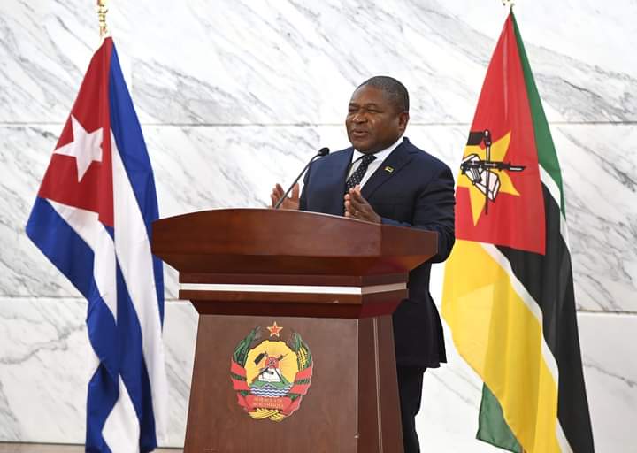 Durante declaraciones la prensa, luego del encuentro entre delegaciones,  el Presidente Filipe Nyusi calificó esta como una visita histórica, de la cual nos sentimos honrados.
Calificó al pueblo cubano como heroico.🇻🇪🇨🇺
#DíazCanelEnÁfrica
#CubaCoopera 
#CubaPorLaVida