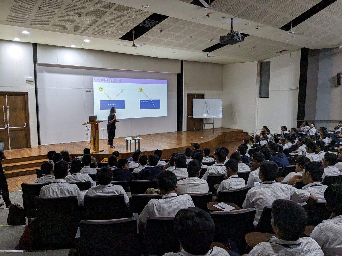 OpticaChap43730's tweet photo. Capturing Moments of Optics Awesomeness in the session of "YOUNG MINDS" conducted by DICIITH in association with OPTICA STUDENT CHAPTER IIT Hyderabad. 
@IITHyderabad  
@OpticaWorldwide https://t.co/QolE0xqUcw