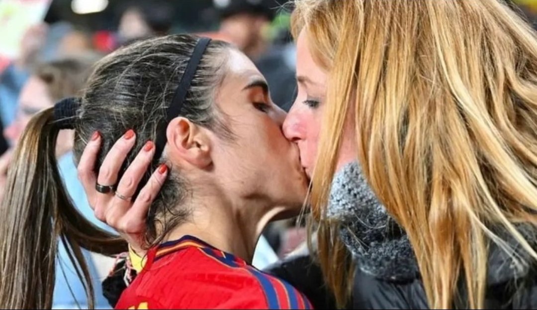 DekumasLBT's tweet photo. Esto es un beso consentido, aprende Rubiales. 
Todas con @Jennihermoso todas contra el machismo, avanzando todas, todos y todes hacia una sociedad feminista.
#SeAcabó https://t.co/xIOagiMEar