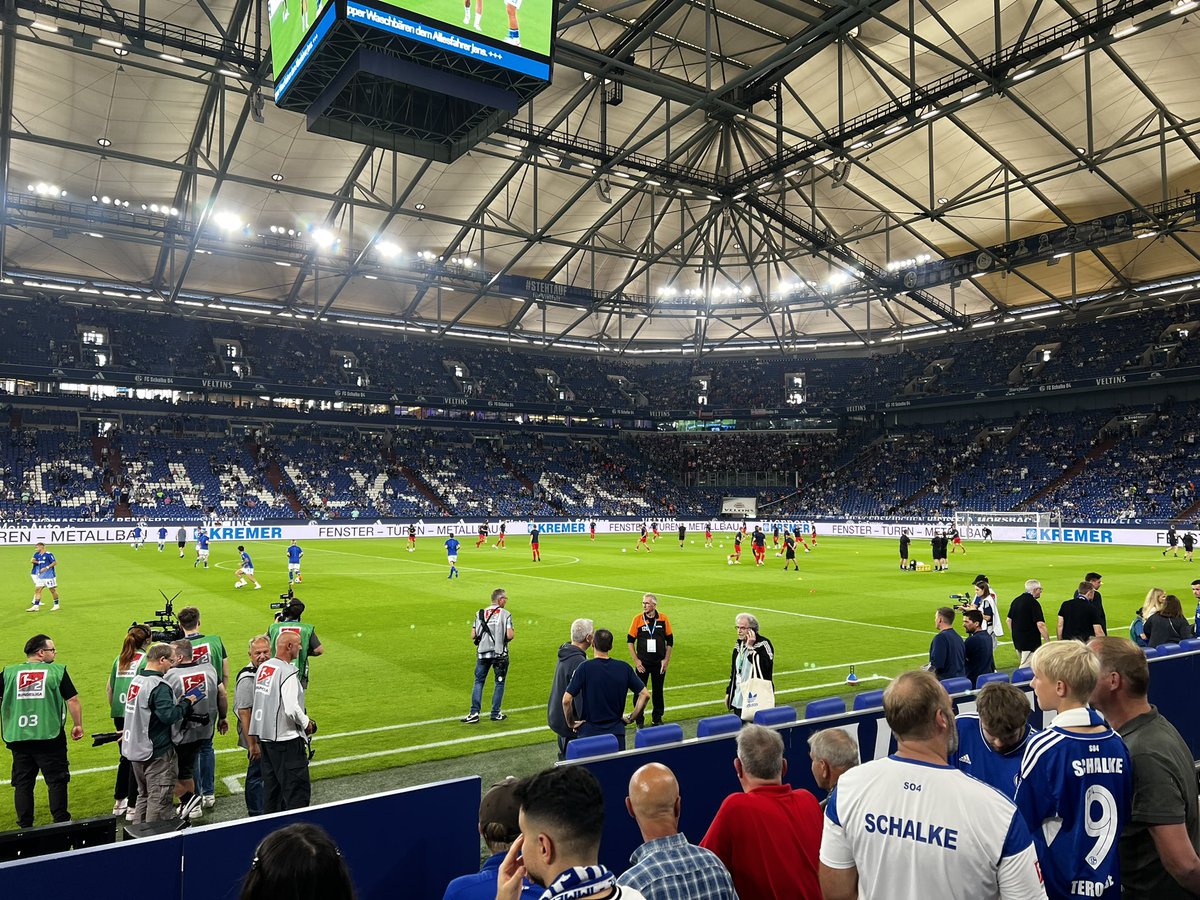 Wir sind auf Schalke, vielen Dank für die Einladung! <a href="/GeraldAsamoah14/">Gerald Asamoah</a> ❤️