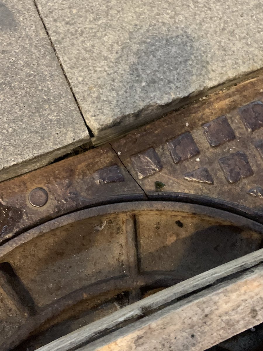 Mia_Asami's tweet image. Выхожу со дрова вишу парочку трутся у люка, снимаю наушники, вижу девичка обтирает грязюку с белых штанов до середины бедра, понимаю из контекста что она ебнулась в люк. Поправили как могли с челом люк, ноо это не шибко помогло, он буквально сломан