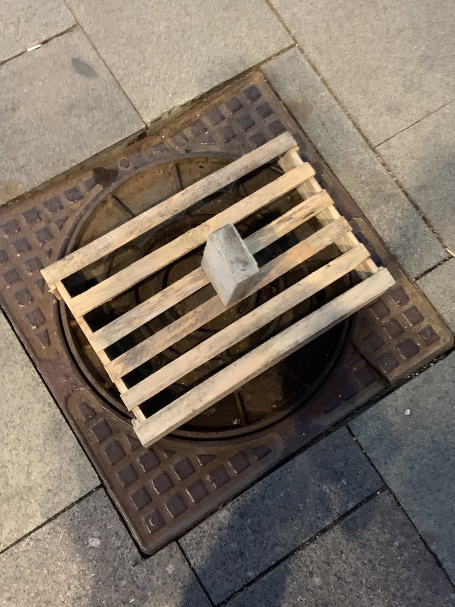 Mia_Asami's tweet image. Выхожу со дрова вишу парочку трутся у люка, снимаю наушники, вижу девичка обтирает грязюку с белых штанов до середины бедра, понимаю из контекста что она ебнулась в люк. Поправили как могли с челом люк, ноо это не шибко помогло, он буквально сломан