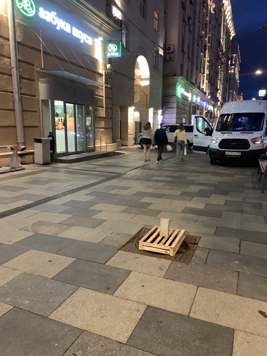 Mia_Asami's tweet image. Выхожу со дрова вишу парочку трутся у люка, снимаю наушники, вижу девичка обтирает грязюку с белых штанов до середины бедра, понимаю из контекста что она ебнулась в люк. Поправили как могли с челом люк, ноо это не шибко помогло, он буквально сломан