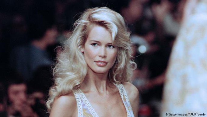 '#UnDiaComoHoy de 1970 llega al mundo #ClaudiaSchiffer 🎂 Modelo y actriz alemana que ha dejado su huella en la industria. Desde las pasarelas hasta la pantalla grande en películas como Zoolander y Love Actually. ¡Feliz cumpleaños a una verdadera belleza icónica! 🎉🌟